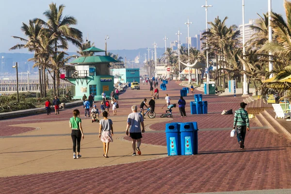 Pedestres e ciclistas no passeio à beira-mar pavimentado — Fotografia de Stock