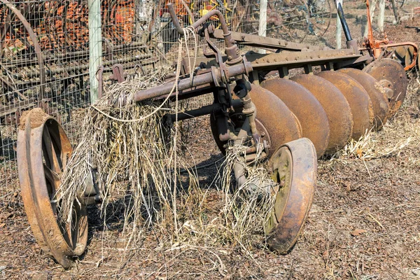 Vintage geroest afgedankte landbouw Plough bedekt met gras — Stockfoto