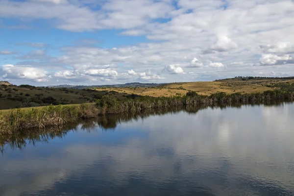 Presa que refleja cielo azul nublado del invierno en paisaje del país — Foto de Stock