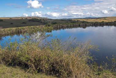 Ülke manzara mavi bulutlu kış gökyüzünde yansıtan Barajı