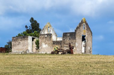 Kırsal eski Derelect çiftlik bina kuru kış manzarası