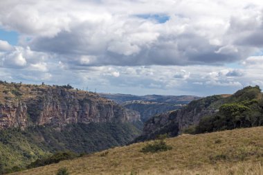 Kuru otlak Gorge dağlar ve vadiler bulutlu gökyüzü karşı