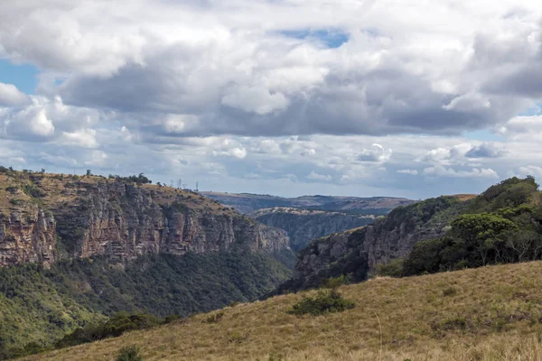 Kuru otlak Gorge dağlar ve vadiler bulutlu gökyüzü karşı
