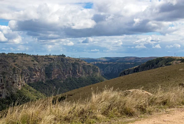 Kuru otlak Gorge dağlar ve vadiler bulutlu gökyüzü karşı