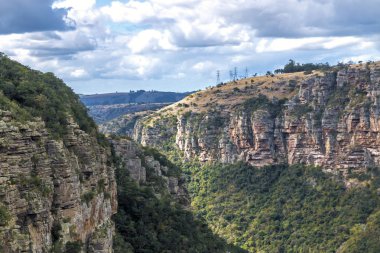Yeşil ağaçlar Gorge dağlar ve vadiler bulutlu gökyüzü karşı