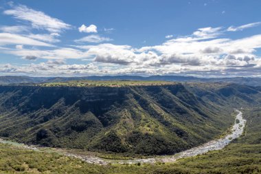 Unzimkulwana kış Vegatation akan nehir Valle kaplı