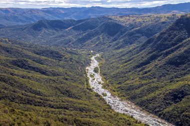 Unzimkulwana kış Vegatation akan nehir Valle kaplı