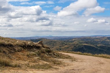 Toprak yol kış manzara karşı kuru ot aracılığıyla kavisli