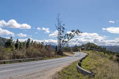Kıvrımlı Ülke kuru kış Landscap çalışan yol asfalt