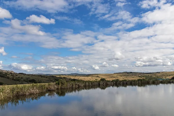 Lake återspeglar blå molnig himmel landskap i Sydafrika — Stockfoto