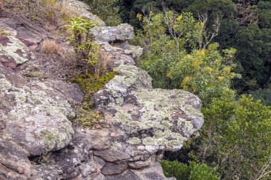 Uçurumun üzerinde derin Gorge dışarı uzanan kaya