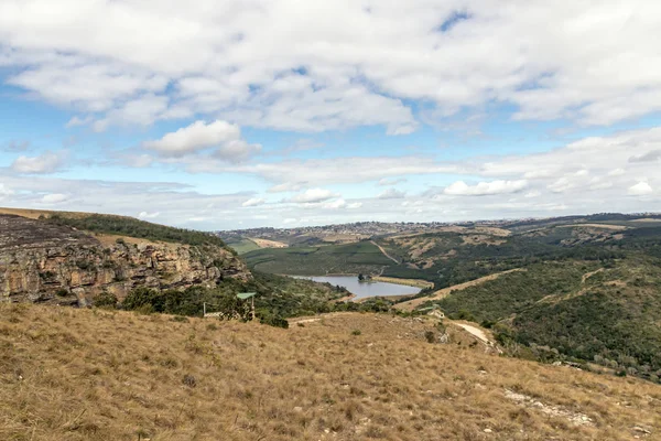 Invierno VegetationHhills Valles y presa contra el cielo nublado — Foto de Stock