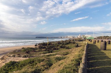Kumul bitki örtüsü kıyı manzara mavi bulutlu Skyline karşı