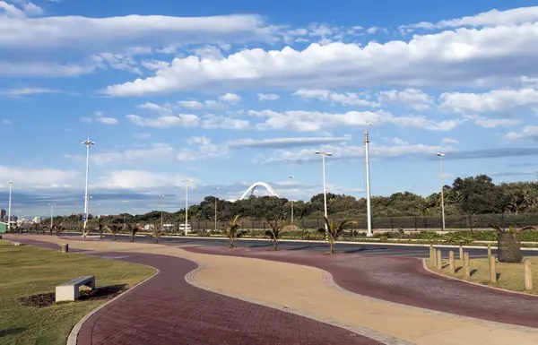 Mar Promenade à beira-mar e oceano contra azul Skyline nublado — Fotografia de Stock