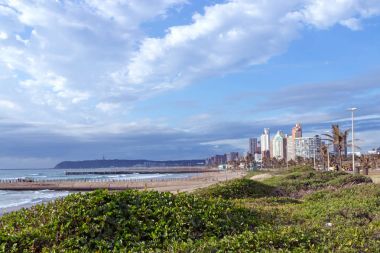 Kıyı manzara kumul bitki örtüsü plaj deniz şehir Skylin karşı