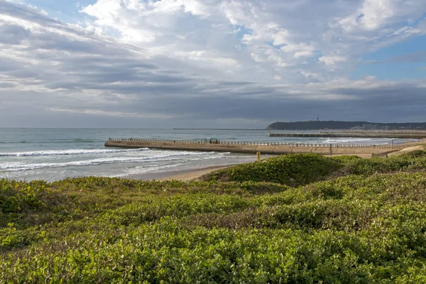 Paisaje costero Duna Vegetación Playa Mar Contra Cielo Nublado — Foto de Stock
