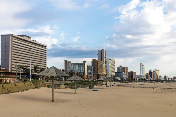 Frühaufstehender Strand gegen Stadt und blau bewölkte Skyline — Stockfoto