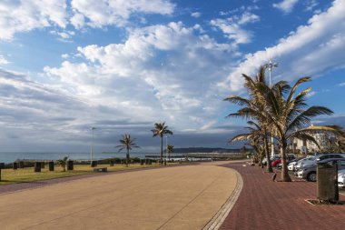 Karşı kıyı Peyzaj ve mavi bulutlu gökyüzü döşeli mesire 