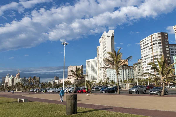 Paseo frente a palmeras y frente a la playa Cloudy City Skyline — Foto de Stock
