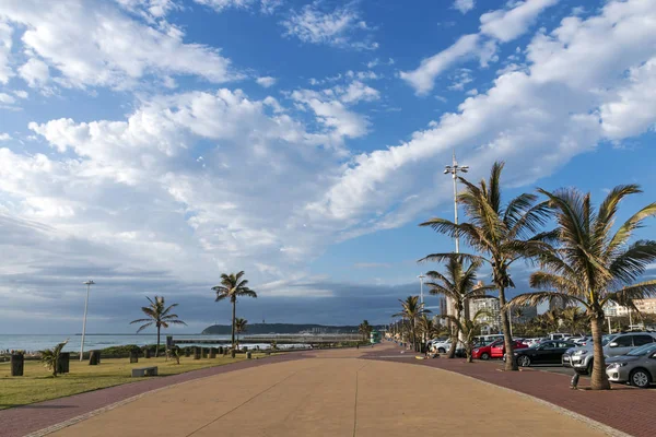 Stenlagda strandpromenaden mot kustlandskap och blå mulen himmel — Stockfoto