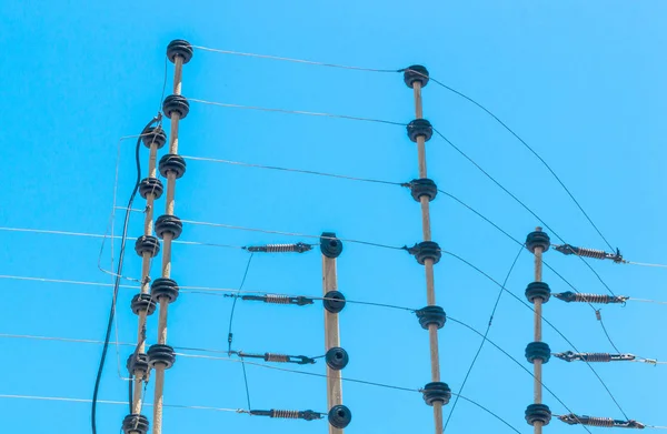 Vysokonapěťové elektrické bezpečnostní plot instalace na stěnu — Stock fotografie