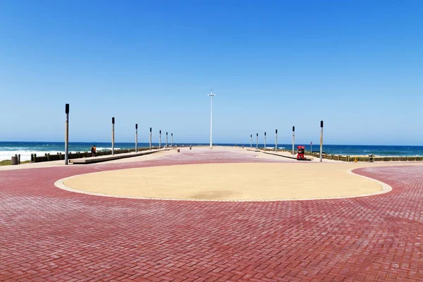 舗装された遊歩道パターンと海と空のテクスチャ — ストック写真