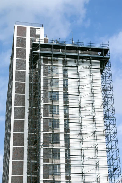 Skyscraper Building with Scaffolding Undergoing Renovations — Stock Photo, Image