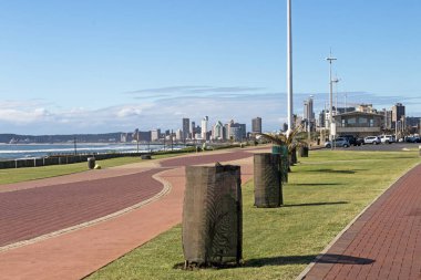 Beachfront döşeli boş kıyısındaki kıyı peyzaj 