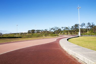 Beachfront döşeli boş kıyısındaki kıyı peyzaj 