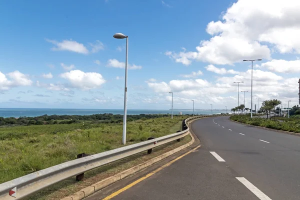 Kustlandschap uitzicht op de Skyline van verre Durban — Stockfoto