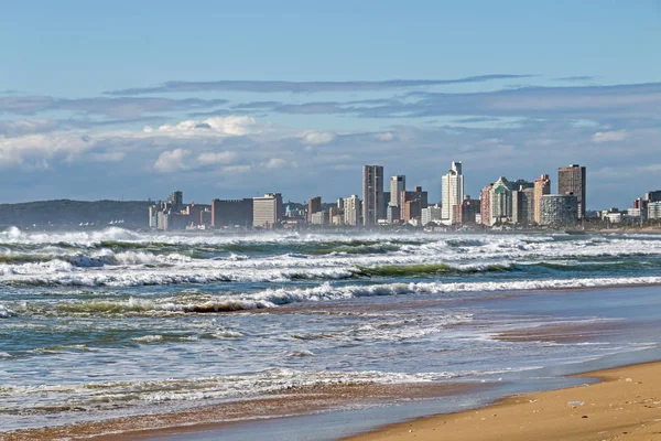 Mar áspero contra el horizonte azul nublado de la ciudad en Durban — Foto de Stock