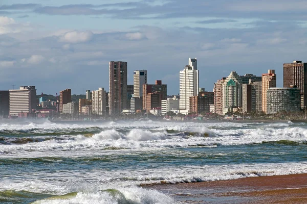 Mar áspero contra o horizonte azul da cidade nublada em Durban — Fotografia de Stock