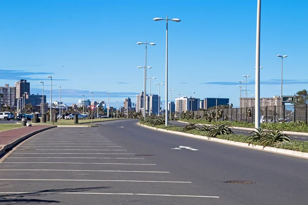 Camino frente al mar que se dirige hacia el horizonte de Durban City —  Fotos de Stock