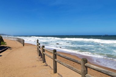 Ahşap direk bariyer Beachfront karşı kıyı peyzaj üzerinde