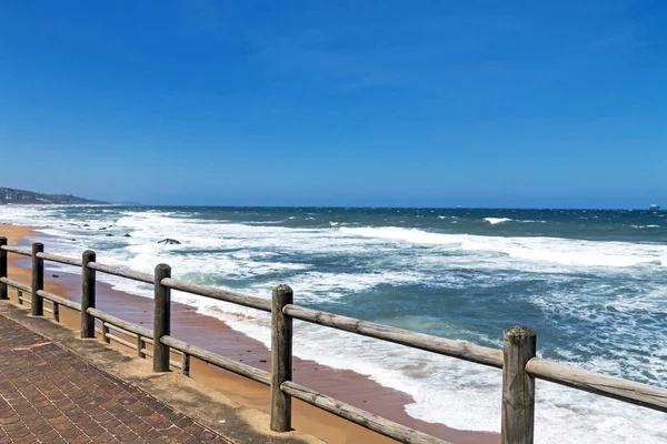Barrera de poste de madera en primera línea de playa contra el paisaje costero — Foto de Stock
