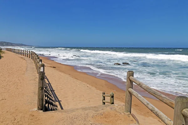 Barriera di legno Palo sulla spiaggia contro paesaggio costiero — Foto Stock