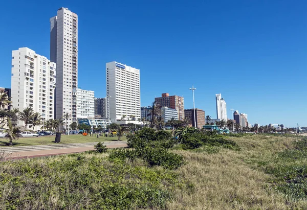 Paisaje del horizonte de la ciudad costera y cielo azul en Durban —  Fotos de Stock