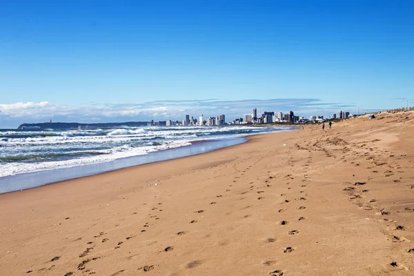 Durban Güney Afrika mavi gökyüzü karşı kıyı manzara — Stok fotoğraf