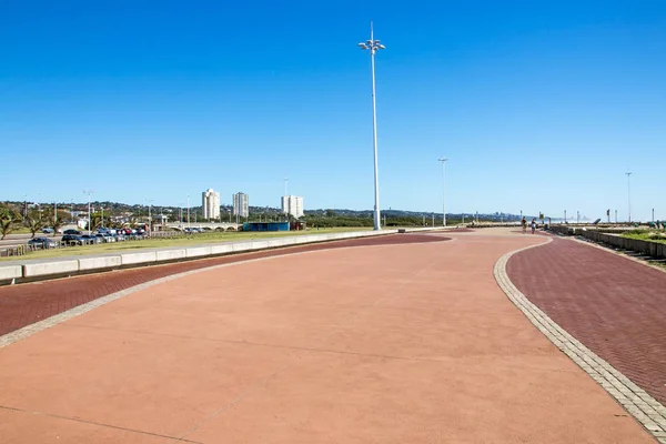 Promenade et Blue Coastal Skyline à Blue Lagoon Beach — Photo