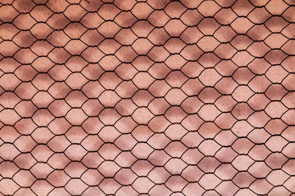 Fond hexagonal en treillis métallique double couche rouillé — Photo