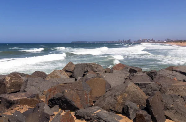 Rocks Against Beach Sea and Blue Durban City Skyline — Stock Photo, Image
