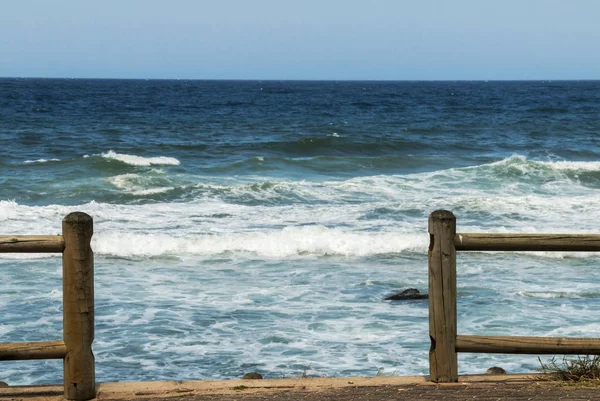 木ポール関門海の波と青いスカイラインの背景 — ストック写真