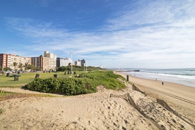 Uzak şehir manzarası ve mavi bulutlu gökyüzü kıyı manzara 