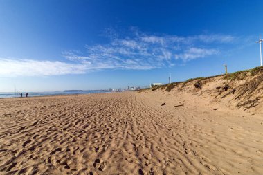 Uzak şehir manzarası ve mavi bulutlu gökyüzü kıyı manzara 