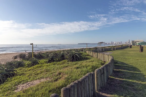 Vacía Gass Verge frente a la playa contra City Skyline —  Fotos de Stock