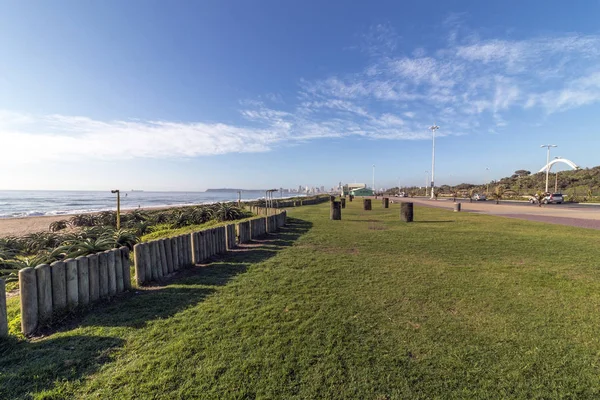 Tom Gass gränsen vid stranden mot stadens silhuett — Stockfoto