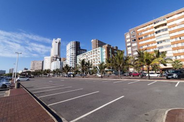  Boş Park koyları karşı Beachfront şehir manzarası