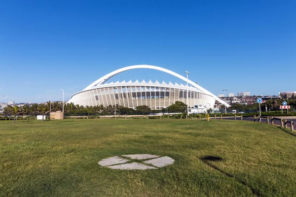 Tom grön gräsmatta mot Moses Mabhida Stadium — Stockfoto