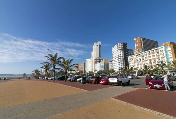 Paseo pavimentado vacío contra la costa frente a la playa City Skyline —  Fotos de Stock