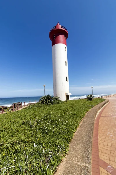 Porträt-Leuchtturm an der gepflasterten Strandpromenade von Umhlanga — Stockfoto